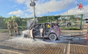 Carro pega fogo em estacionamento de UPA em Vicente Pires