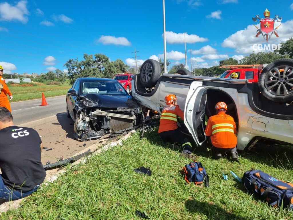 Carro capota após batida no Plano Piloto e deixa um ferido