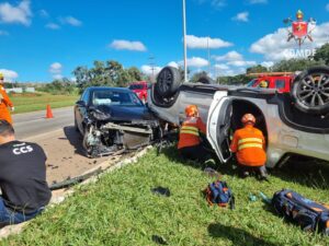 Carro capota após batida no Plano Piloto e deixa um ferido