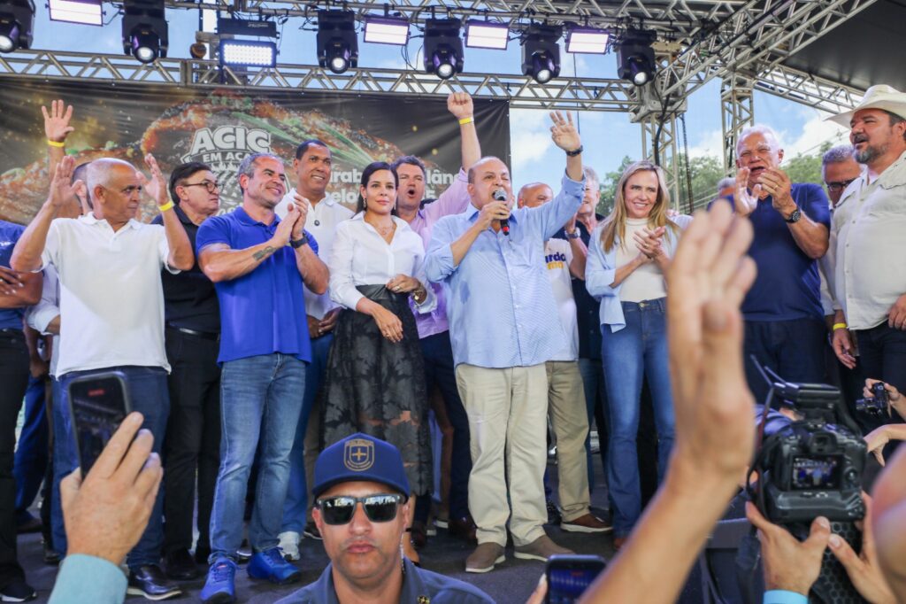 Ibaneis Rocha assina renúncia ao governo do DF em Ceilândia