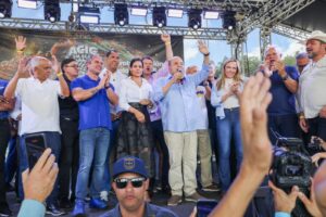 Ibaneis Rocha assina renúncia ao governo do DF em Ceilândia