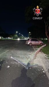 Veículo bate em poste no Eixão Norte
