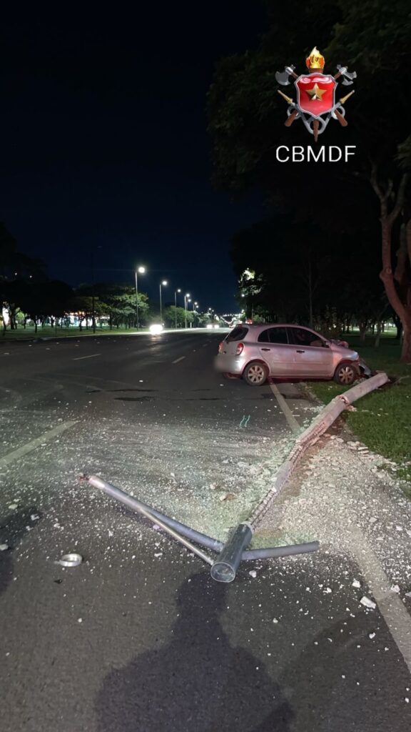 Veículo bate em poste no Eixão Norte