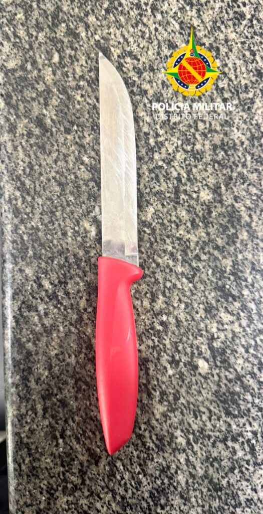 Homem é preso após ameaçar companheira com faca no DF