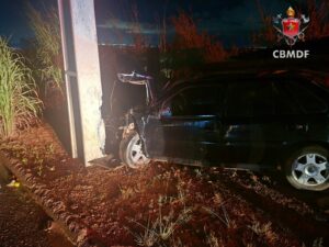 Cinco pessoas ficam feridas após carro bater em poste em Brazlândia