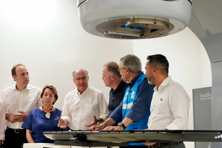 Alckmin e Padilha entregam ambulâncias e inauguram radioterapia no Espírito Santo