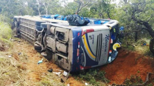 Acidente com ônibus que ia de SP para Pernambuco deixa ao menos dois mortos