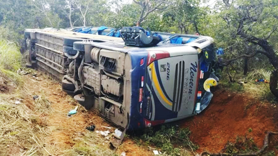 Acidente com ônibus que ia de SP para Pernambuco deixa ao menos dois mortos