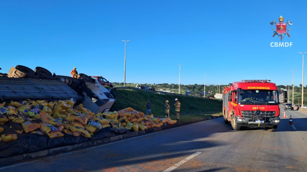 Carreta perde controle e provoca engavetamento com 13 veículos na BR-020, no DF