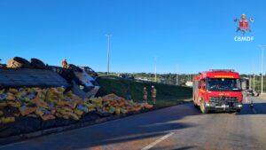 Carreta perde controle e provoca engavetamento com 13 veículos na BR-020, no DF