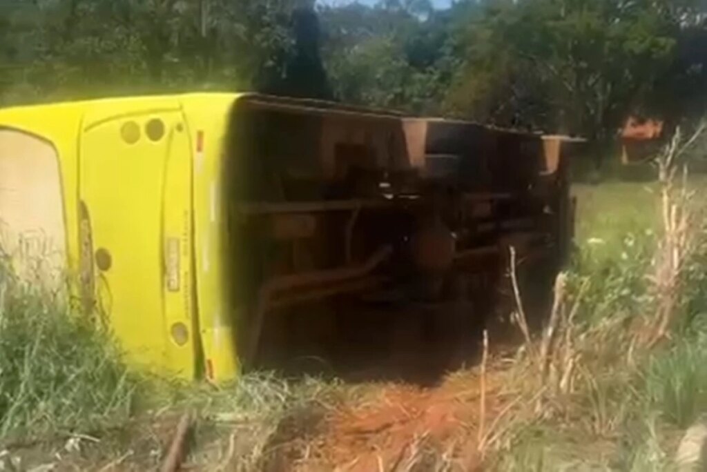 Ônibus de prefeitura com 15 pessoas cai em ribanceira e deixa feridos