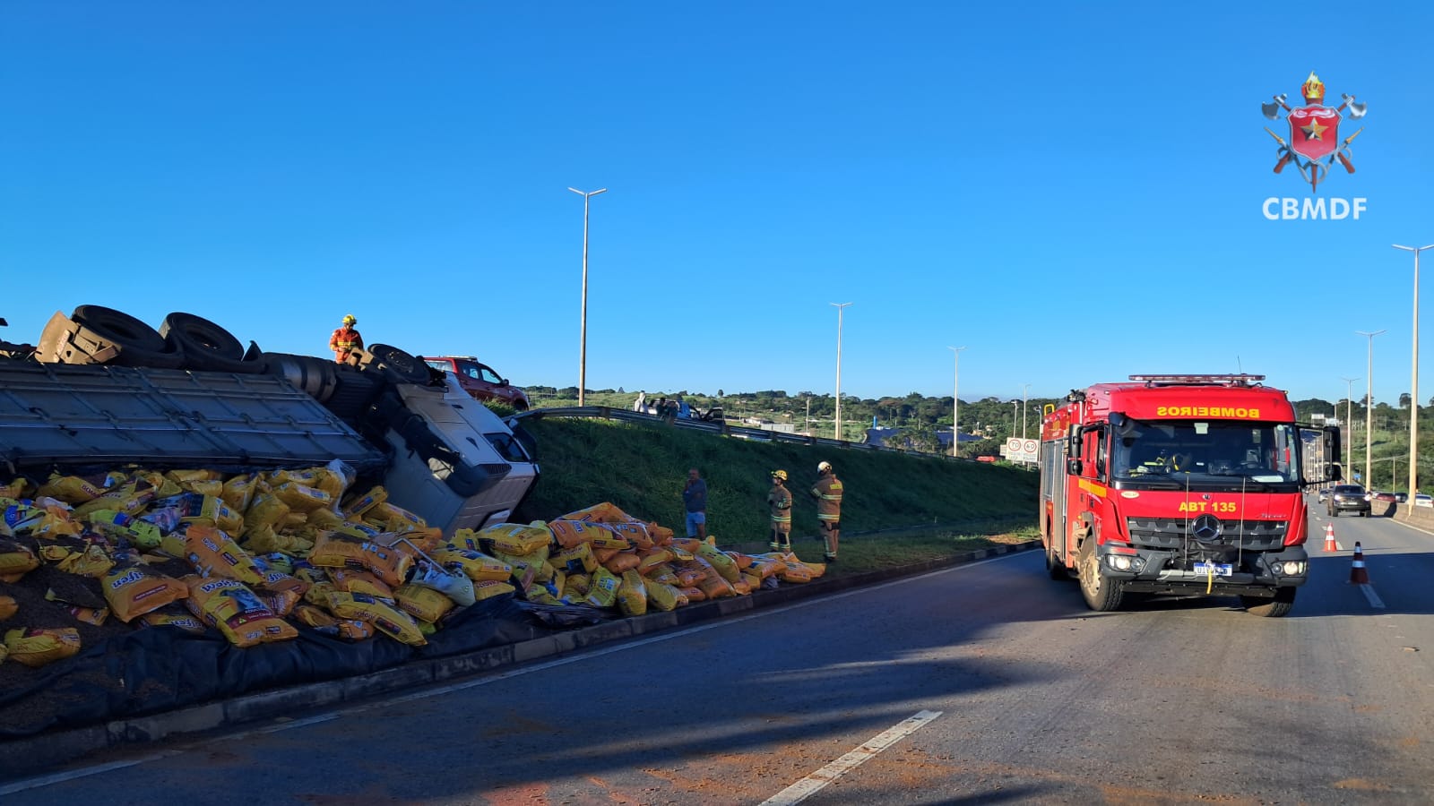 Carreta perde controle e provoca engavetamento com 13 veículos na BR-020, no DF