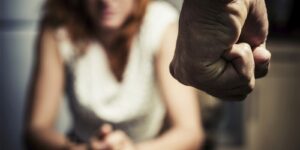 Homem é preso após atacar companheira com martelo no Paranoá