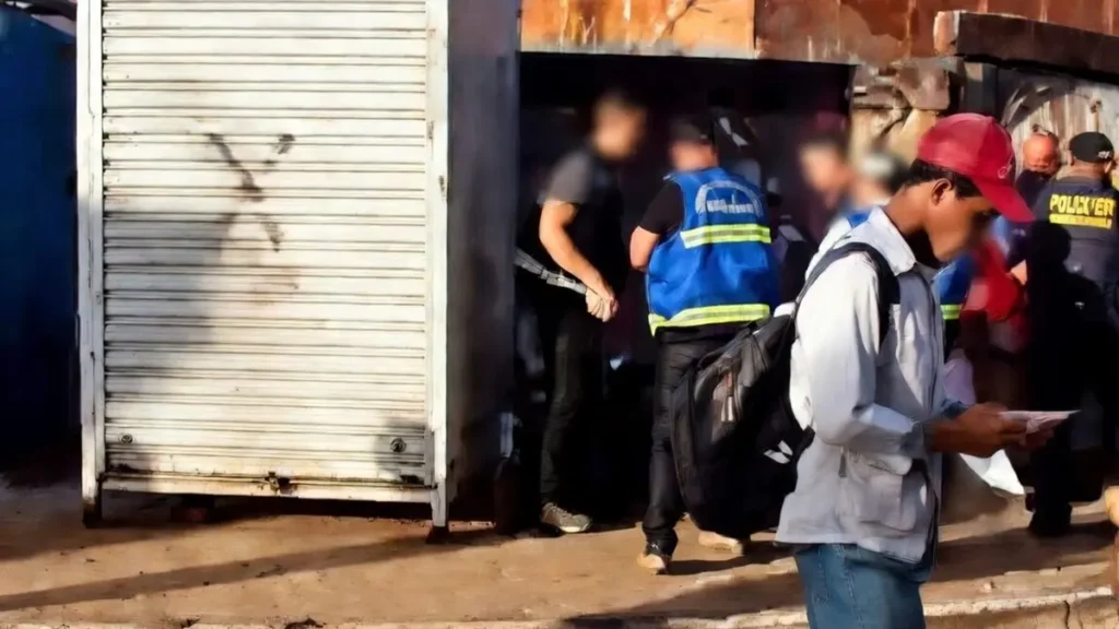 Fiscais da prefeitura de Goiânia são acusados de derrubar ambulante durante ação em terminal