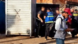 Fiscais da prefeitura de Goiânia são acusados de derrubar ambulante durante ação em terminal