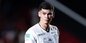 Botafogo se aproxima de acerto com zagueiro do Goiás, revela diretor do clube carioca