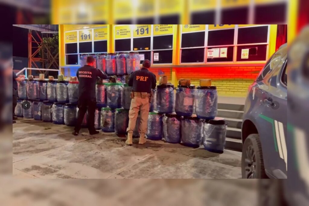 PRF acha 1,5 tonelada de supermaconha escondida em toneis de caminhão