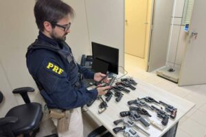 Mulheres são presas no Paraná com 17 armas compradas no Paraguai