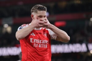 Arsenal marca duas vezes no fim e vence o Everton pela Premier League