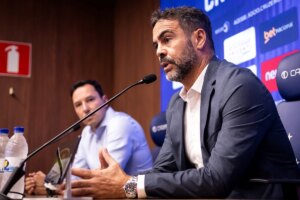 Artur Jorge fala sobre "abaixar o ego" em apresentação no Cruzeiro