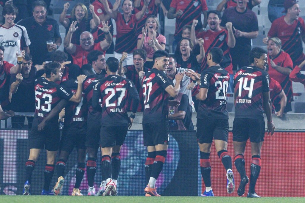 Athletico-PR vence e afunda o Cruzeiro na lanterna do Brasileirão