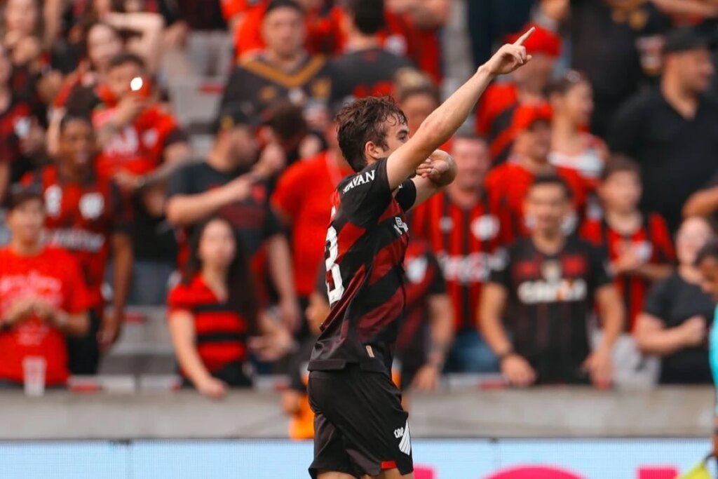 Athletico-PR vence clássico contra Coritiba e passa rival na tabela