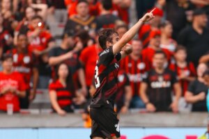 Athletico-PR vence clássico contra Coritiba e passa rival na tabela