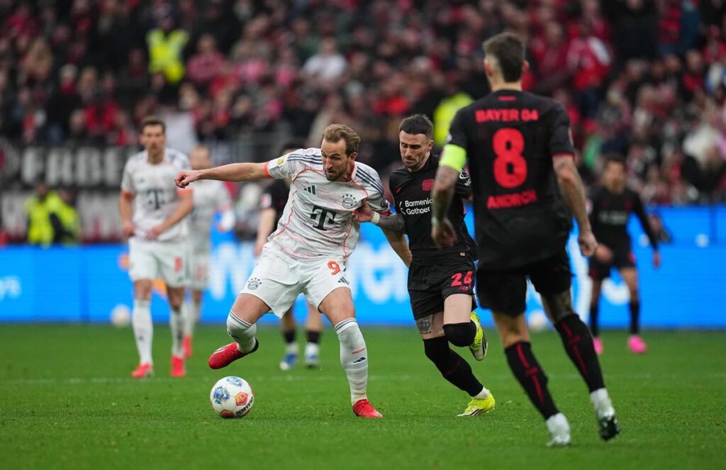 Com dois a menos, Bayern de Munique segura empate com Bayer Leverkusen