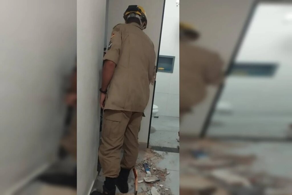 Criança de 2 anos se tranca no banheiro e é resgatada brincando