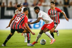 São Paulo vence Bragantino de virada e segue na liderança