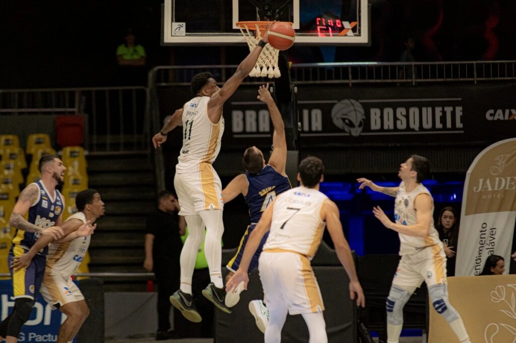 Brasília Basquete vence o Mogi na prorrogação com game winner pelo NBB