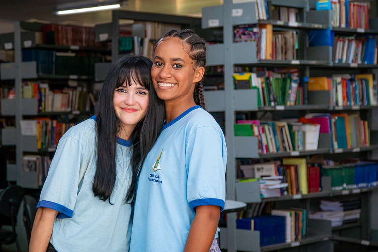 Programa Pé-de-Meia reduz evasão escolar entre jovens vulneráveis