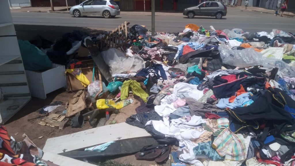 Descarte irregular de roupas em Ceilândia aumenta risco de alagamentos