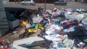 Descarte irregular de roupas em Ceilândia aumenta risco de alagamentos
