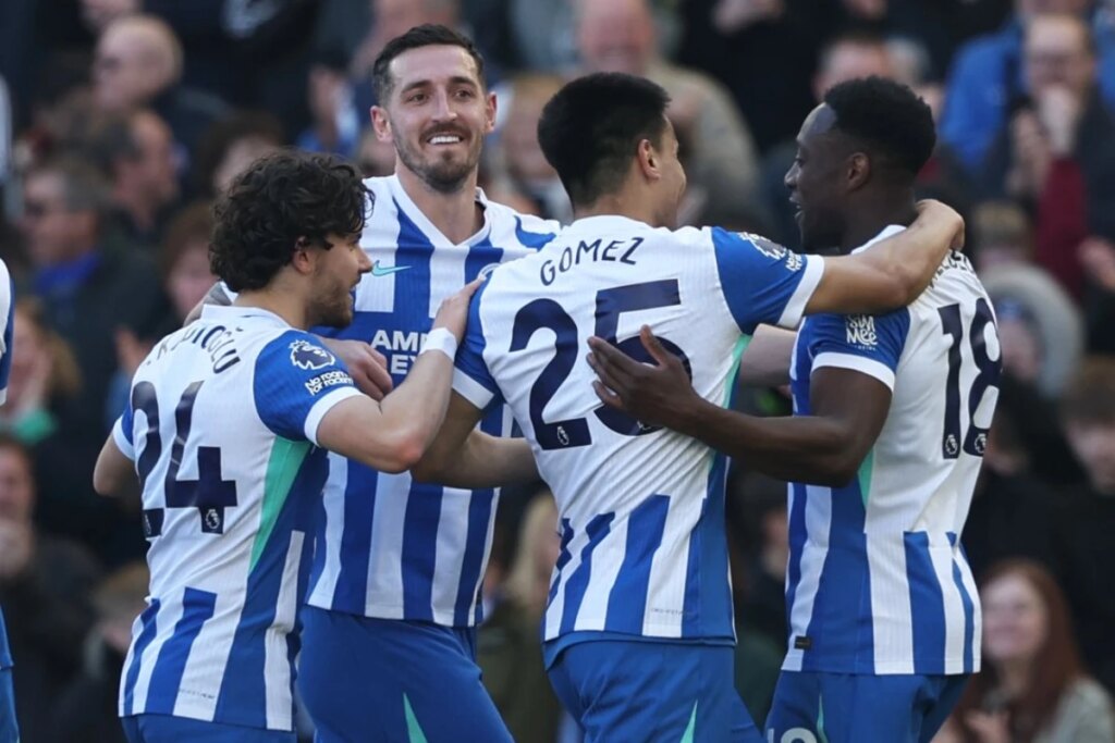 Com dois gols de Welbeck, Brighton vence o Liverpool na Premier League