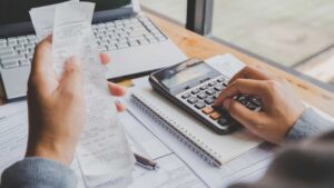 Juros e inadimplência voltam a subir e refreiam novos empréstimos