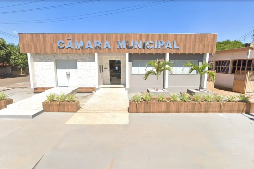 Políticos são condenados por abastecer carros com verba pública