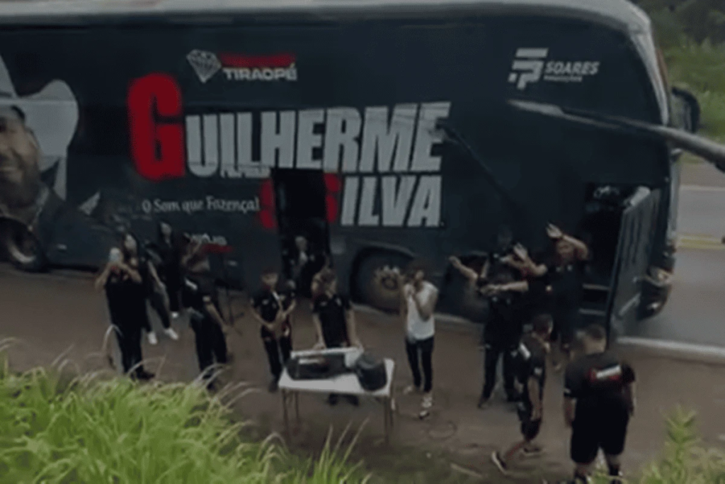 Caminhão tombado faz cantor descer de ônibus e fazer show em rodovia