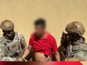 Após bate-boca em bar, homem joga mulher para fora de carro e prende filhos em casa