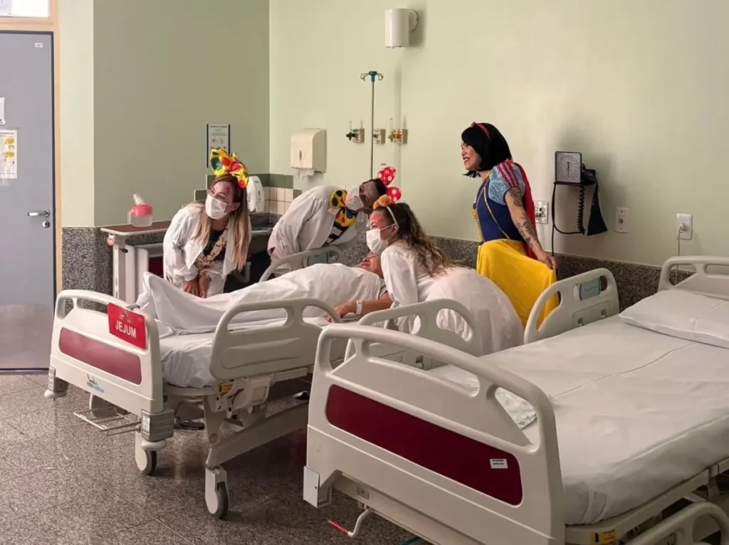 Grupo que leva música, bingo e até pinta unha de pacientes em hospitais abre inscrições