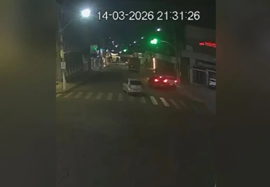 Homem persegue ex-namorada e bate de propósito no carro em que ela estava, em Palmeiras de Goiás