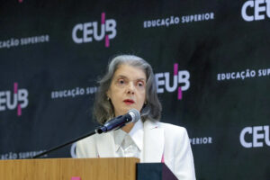 Violência de gênero pode levar à ‘septicemia’ do corpo político, diz Carmen Lúcia