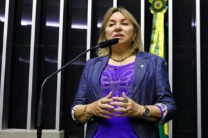 Deputada do MDB comprou apartamento de R$ 4 milhões e carro de luxo com recursos do INSS, diz PF