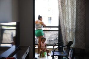 Meninas de 10 a 14 anos cuidam mais da casa e da família do que homens, diz estudo