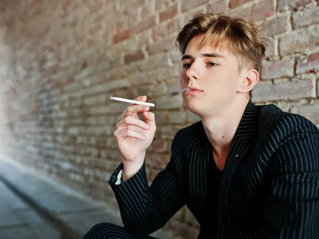 Adolescentes que usam maconha podem desenvolver psicose e bipolaridade