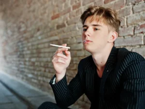 Adolescentes que usam maconha podem desenvolver psicose e bipolaridade