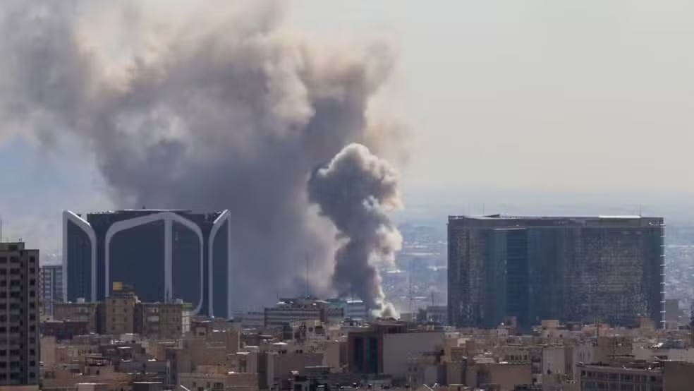 Israel lança onda de ataques contra infraestrutura iraniana em Teerã