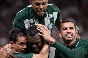Após vitória, Coritiba quebra dois jejuns contra o Corinthians
