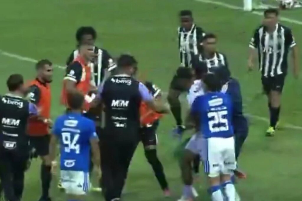 Briga generalizada marca final do Mineiro entre Cruzeiro e Atlético-MG