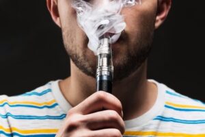 Menos alunos experimentam sexo, drogas, álcool e cigarro até 17 anos, mas consumo do vape explode, diz IBGE Uso de camisinha